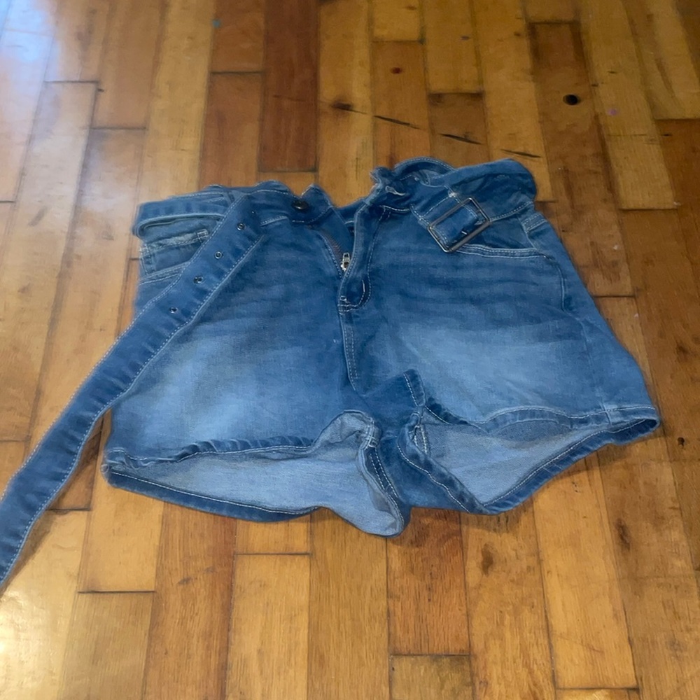 Jean shorts with built-in belt
